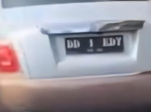 Pengemudi Rolls-Royce Pakai Pelat Gantung di Makassar Ditilang Rp 500 Ribu