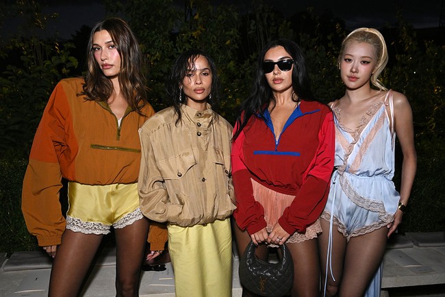 Dia tampak akrab dengan sederet selebriti internasional yang menghadiri fashion show Saint Laurent di antaranya Hailey Bieber, Zoe Kravitz, dan Charli XCX. Foto: WWD via Getty Images/Gilbert Flores