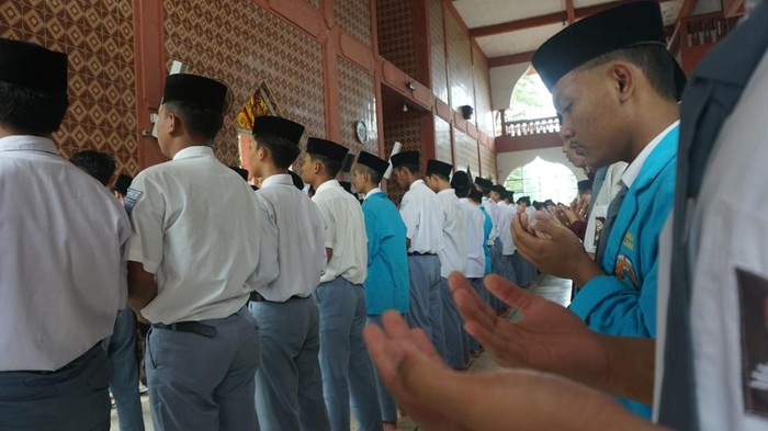 Santri di Islamic Center Ponpes Darul Ulum Jombang gelar salat gaib untuk korban ambruknya bangunan di Ponpes Al Khoziny, Buduran, Sidoarjo