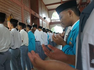 Santri Jombang Salat Gaib Korban Bangunan Ambruk Ponpes di Sidoarjo