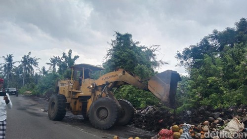 Proses pembersihan tumpukan sampah batok kelapa di jalur lama Denpasar-Gilimanuk, Banjar Bunut Puun, Desa Adat Bantas, Kecamatan Selemadeg Timur, Tabanan, Selasa (30/9/2025).