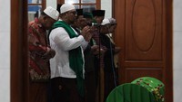 Warga melaksanakan shalat jenazah seorang santri Pondok Pesantren (Ponpes) Al Khoziny, A Ibrahim di Surabaya, Jawa Timur, Senin (29/9/2025). Almarhum A Ibrahim meninggal dunia dalam peristiwa runtuhnya musala Ponpes Al Khoziny di Buduran, Sidoarjo. ANTARA FOTO/Didik Suhartono