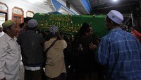 Setelah jenazah A Ibrahim dishalatkan, warga mengusung keranda jenazah menuju tempat peristirahatan terakhirnya di Surabaya. Kepergian almarhum meninggalkan duka mendalam bagi keluarga dan rekan-rekannya di pesantren. ANTARA FOTO/Didik Suhartono