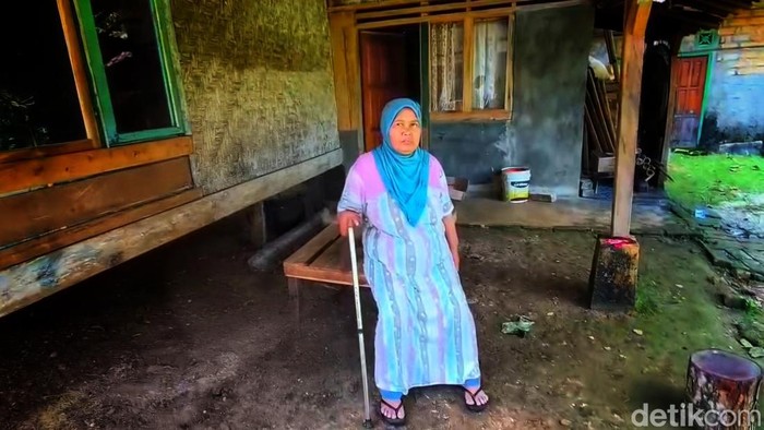 Saodah ditemani putranya Heri, berulangkali mengucap syukur bisa pulang ke kampung halaman setelah 15 tahun tanpa kabar