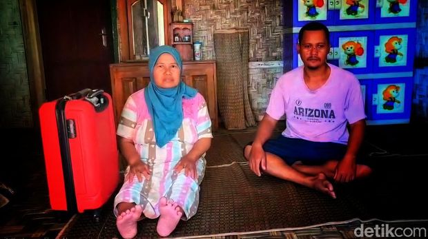 Saodah ditemani putranya Heri, berulangkali mengucap syukur bisa pulang ke kampung halaman setelah 15 tahun tanpa kabar