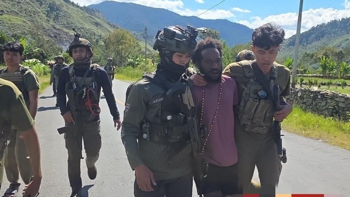 Satgas Damai Cartenz menangkap salah satu pelaku yang memasok amunisi untuk KKB di Puncak Jaya.