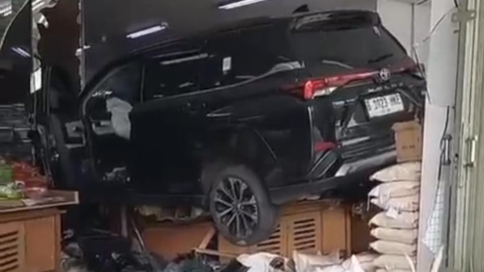 Sebuah mobil Toyota Veloz menabrak toko buah di Jalan Taman Surya, Kalideres, Jakarta Barat. (dok. ist)