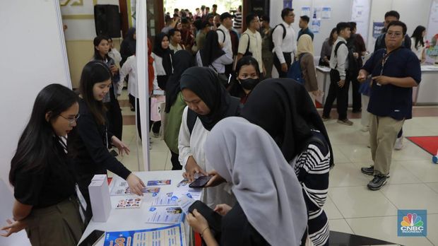Sejumlah pencari kerja memadati stan-stan lowongan magang di ajang Jakarta Job Fest 2025 yang digelar di Gedung Pertemuan Pertamina, Jakarta, Selasa (30/9/2025). (CNBC Indonesia/Muhammad Sabki)