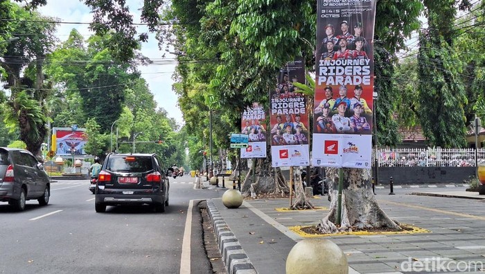 Sejumlah poster MotoGP Mandalika 2025 dipaku di pohon di area Taman Sangkareang, Kota Mataram, Selasa (30/9/2025)