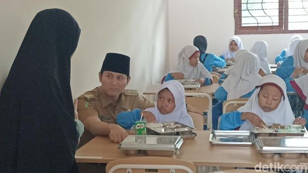 Pemerintah Trenggalek mulai mengoperasikan Sekolah Rakyat dengan sistem asrama (boarding school). Pada gelombang pertama terdapat puluhan siswa dari jenjang SD dan SMP.