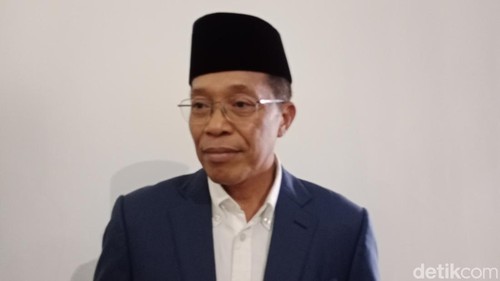 Sekretaris Daerah (Sekda) Lombok Timur, Muhammad Juaini Taofik, diwawancara awak media di DPRD Lombok Timur, Senin (29/9/2025). (Sanusi Ardi W/detikBali).