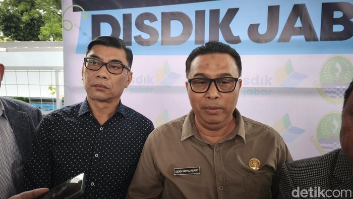 Sekretaris Dinas Pendidikan Jabar, Deden Saepul Hidayat saat memberi pernyataan soal kasasi PLK atas sengketa SMAN 1 Bandung