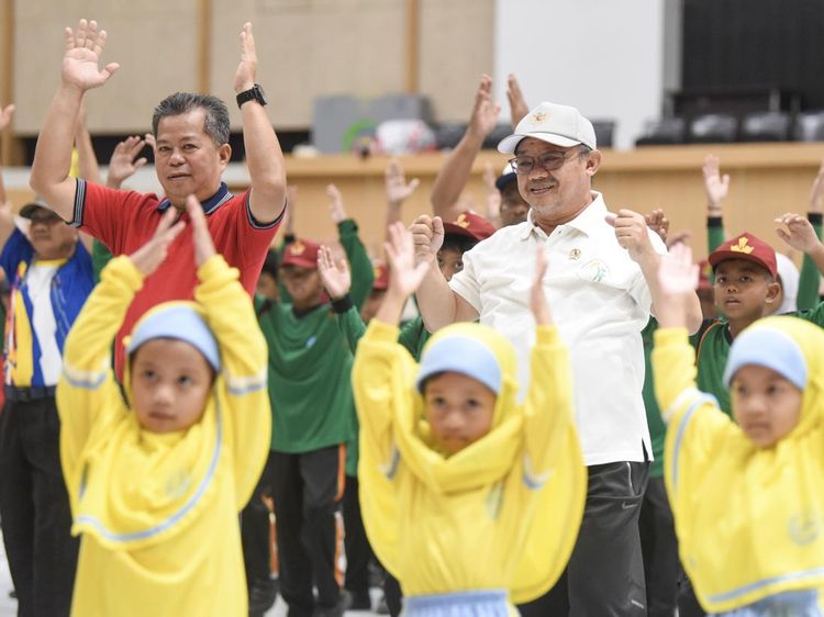 Mendikdasmen Ajak Pelajar Samarinda Terapkan Tujuh Kebiasaan Sehat Lewat Senam