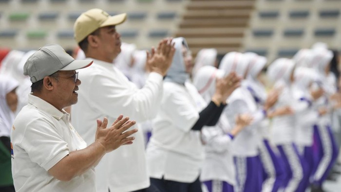Mendikdasmen Abdul Mu'ti (kiri) dan Wali Kota Samarinda Andi Harun (kedua kiri) mengikuti Senam Anak Indonesia Hebat bersama pelajar di GOR Segiri Samarinda, Kalimantan Timur, Selasa (30/9/2025). Dalam kunjungan kerja tersebut Mendikdasmen menekankan pentingnya internalisasi dalam penerapan program tujuh Kebiasaan Anak Indonesia Hebat di antaranya kebiasaan bangun pagi, beribadah, berolahraga, mengonsumsi makanan sehat bergizi, rajin belajar, aktif bersosialisasi, serta tidur lebih awal untuk meningkatkan kesehatan dan kebugaran siswa di seluruh Indonesia. ANTARA FOTO/M Risyal Hidayat/tom.