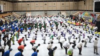 Sejumlah pelajar dan guru mengikuti Senam Anak Indonesia Hebat bersama Mendikdasmen Abdul Muti di GOR Segiri Samarinda, Kalimantan Timur, Selasa (30/9/2025).  ANTARA FOTO/M Risyal Hidayat