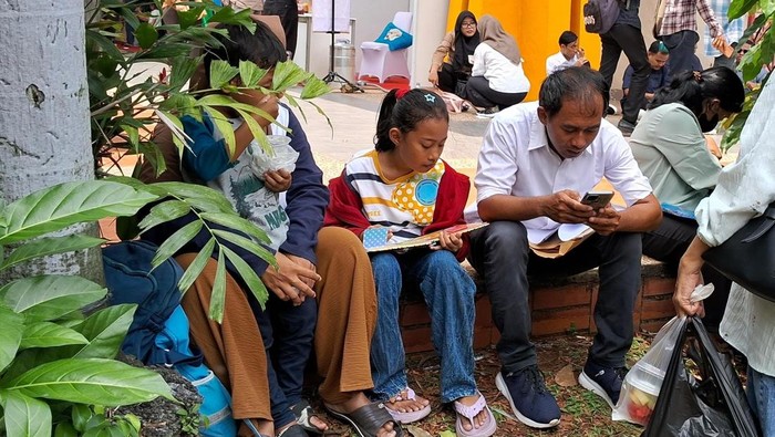 Seorang warga Bogor, Saelan (36), mengikuti gelaran bursa kerja di acara Jakarta Job Fest, di Gedung Pertemuan Pertamina, Jakarta,.