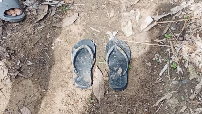 Sepasang sandal yang diyakini milik Agung ditemukan di wilayah hutan Teluk Ambulung. (Istimewa)
