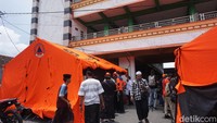 Para orangtua dan kerabat santri yang menanti kabar dari Tim SAR untuk menemukan dan menyelamatkan korban yang terjebak reruntuhan bangunan di Ponpes Al Khoziny.