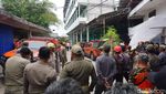 Petugas Sterilkan Area Ponpes Al Khoziny Sidoarjo yang Ambruk