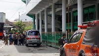 Saat ini, pihak keluarga maupun warga sekitar tidak bisa melintas atau mengakses area tersebut.