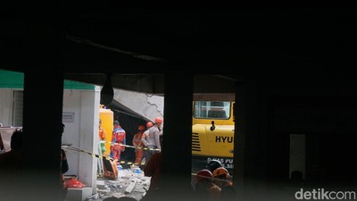Petugas Sterilkan Area Ponpes Al Khoziny Sidoarjo yang Ambruk
