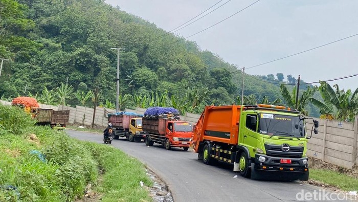 Sopir Truk mengantre sebelum bisa buang sampah ke TPA Sarimukti