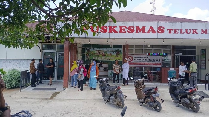 Suasana di tempat perawatan para pelajar SMP PGRI 01 yang keracunan MBG di Kayong Utara. (Istimewa)