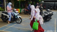 Polisi Polsek Pasar Rebo memeriksa lima saksi, termasuk koki, juru masak, pengantar makanan, dan pihak sekolah.