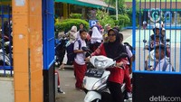 Orangtua wali murid menjemput siswa SDN 01 Gedong, Pasar Rebo, Jakarta Timur, Selasa (30/9/2025).