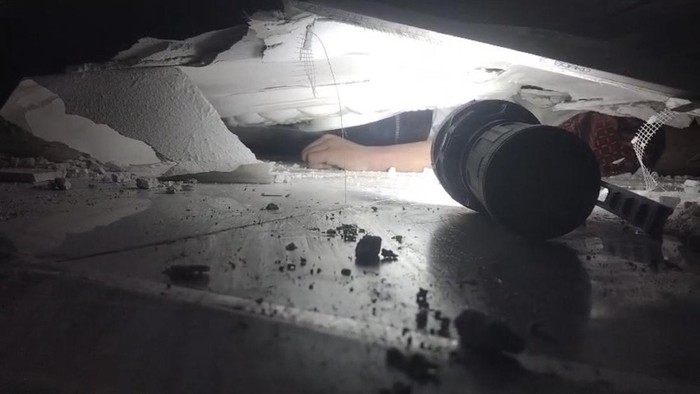 Tangan santri yang masih terjebak di balik reruntuhan