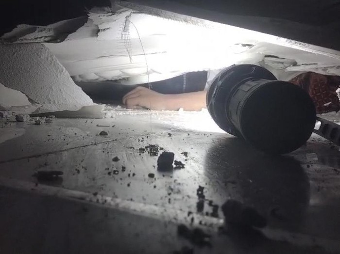 Tangan santri yang masih terjebak di balik reruntuhan
