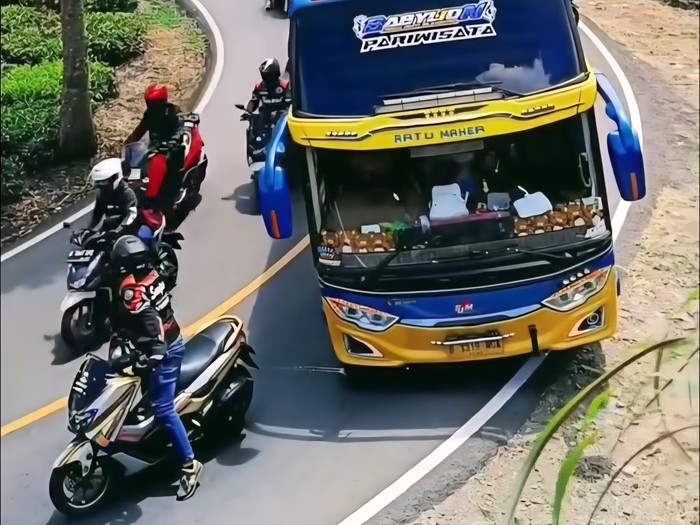 Tangkapan layar klub motor matic setop bus di Ciwidey, Kabupaten Bandung