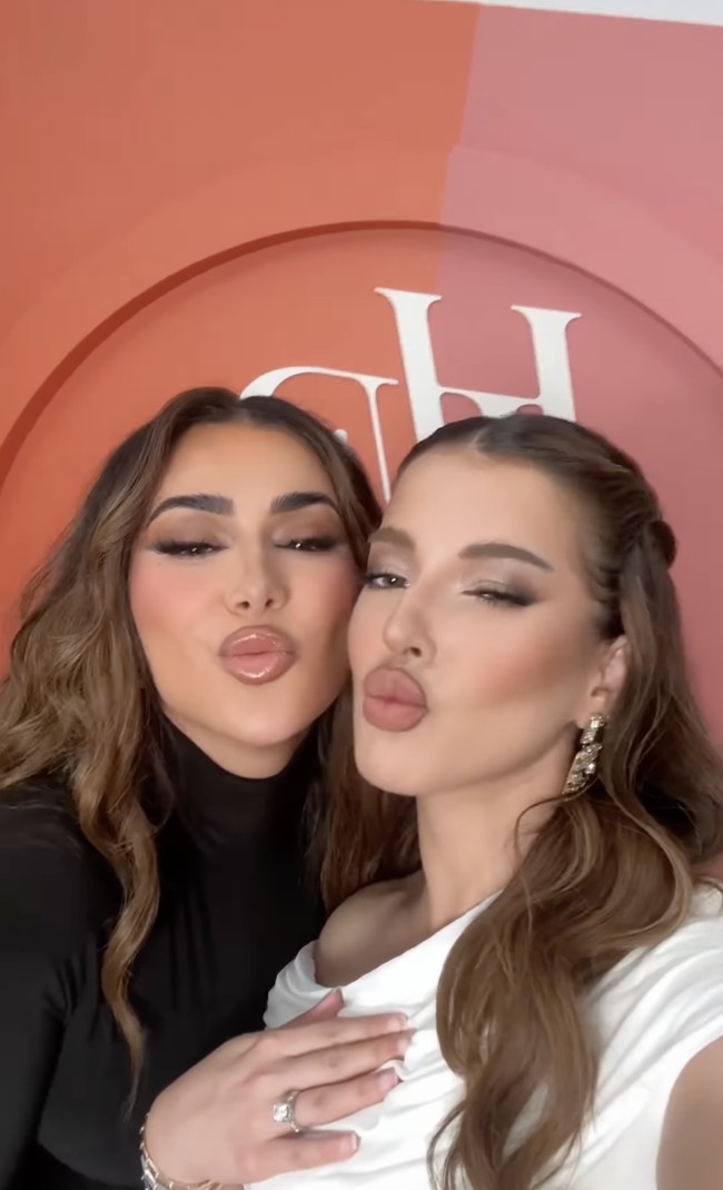 Keduanya tampil kompak dengan riasan bold hingga membuat netizen ramai menyebut mereka bak kembar. “TWINNIE KAHH?!???” tulis salah satu komentar. “Fix twinnie! Mirip total,” tambah yang lain. Foto: dok. Instagram @tasyafarasya