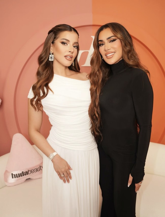 Tasya Farasya saat ini sedang berada di Dubai untuk menghadiri peluncuran produk terbaru Huda Beauty, brand kecantikan milik Huda Kattan. Kehadirannya menjadi momen spesial karena Tasya kembali berjumpa dengan Huda, sosok ikon industri kecantikan itu, setelah terakhir bertemu pada April 2025 lalu.  Foto: dok. Instagram @tasyafarasya
