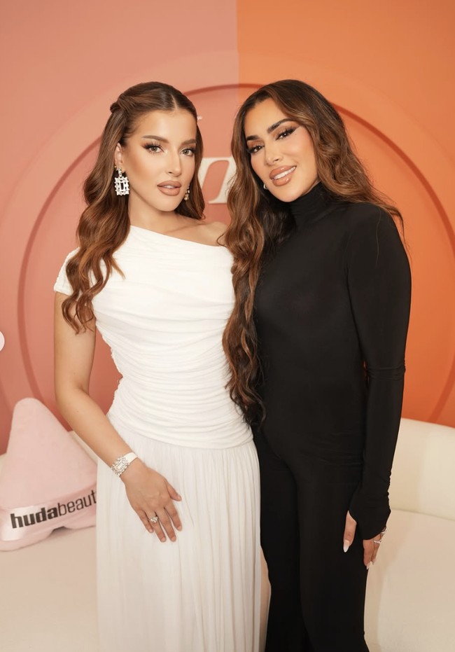 Dalam kesempatan itu, Tasya tampil anggun dengan gaun putih one shoulder berpotongan drapery, sementara Huda memilih jumpsuit hitam berlengan panjang.  Foto: dok. Instagram @tasyafarasya