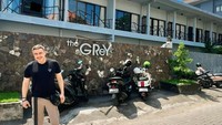 Cowok yang populer dengan lagu Sembako cinta itu, dalam obrolannya di channel YouTube AlElDulTV mengatakan mempunyai hotel sejak 2010. Foto: Instagram @thomasdjorghi