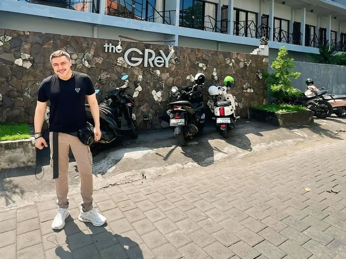 Thomas Djorghi bisnis kos-kosan dan hotel.