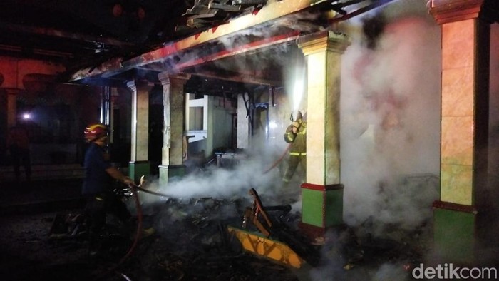 Tim Damkar Klaten berupaya memadamkan api di Desa Mireng, Kecamatan Trucuk, Klaten.