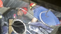 Data dari Badan SAR Nasional mencatat, sebanyak 100 santri terdampak dalam kejadian itu. Dari jumlah tersebut, 99 orang berhasil selamat. Sebanyak delapan santri berhasil dievakuasi oleh tim SAR gabungan, sementara 91 lainnya mampu menyelamatkan diri secara mandiri segera setelah bangunan runtuh. Namun, satu santri dilaporkan meninggal dunia akibat tertimpa reruntuhan. ANTARA FOTO/Umarul Faruq