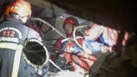 Hingga saat ini, tim gabungan masih melakukan penyisiran di lokasi untuk memastikan tidak ada korban lain yang tertinggal di dalam reruntuhan. ANTARA FOTO/Umarul Faruq