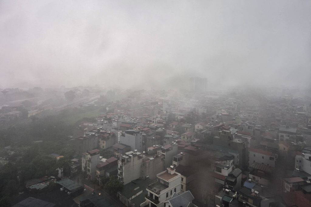 Topan Bualoi melanda daratan Vietnam, Selasa (30/9/2025). (REUTERS/Khanh Vu)