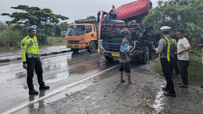 Truk tabrak bus di Lamongan