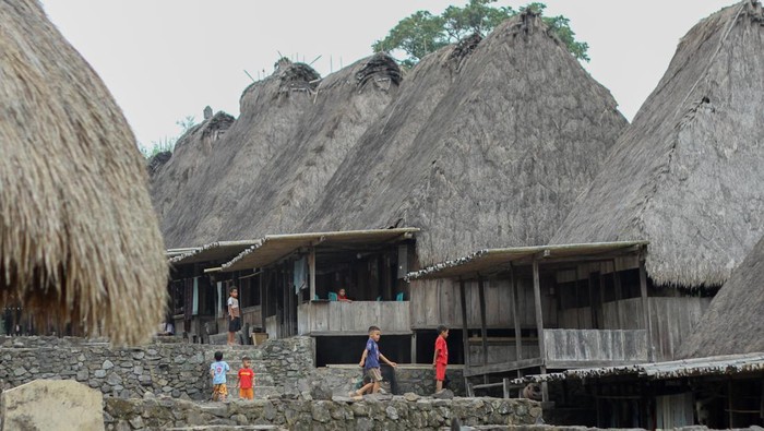 Turis Asing Terpikat Pesona Kampung Adat Bena di Ngada Wisatawan mancanegara berkunjung di Desa Tiworiwu, Kampung Adat Bena, Kabupaten Ngada, Senin (29/9/2025). Dinas Pariwisata Ngada Nusa Tenggara Timur menyatakan pada semester I 2025 atau selama Januari hingga Juni tercatat sebanyak 52.085 wisatawan berkunjung ke daerah tersebut dan 50.285 orang di antaranya merupakan wisatawan nusantara dan 1.800 lainnya wisatawan mancanegara. ANTARA FOTO/Mega Tokan