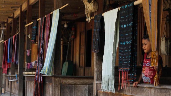 Turis Asing Terpikat Pesona Kampung Adat Bena di Ngada Wisatawan mancanegara berkunjung di Desa Tiworiwu, Kampung Adat Bena, Kabupaten Ngada, Senin (29/9/2025). Dinas Pariwisata Ngada Nusa Tenggara Timur menyatakan pada semester I 2025 atau selama Januari hingga Juni tercatat sebanyak 52.085 wisatawan berkunjung ke daerah tersebut dan 50.285 orang di antaranya merupakan wisatawan nusantara dan 1.800 lainnya wisatawan mancanegara. ANTARA FOTO/Mega Tokan