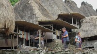Dari jumlah itu, 50.285 merupakan wisatawan nusantara dan 1.800 lainnya wisatawan mancanegara. Kehadiran turis asing menambah semarak kawasan yang dikenal dengan rumah adat berbentuk unik serta tradisi megalitikum yang masih lestari hingga kini. ANTARA FOTO/Mega Tokan
