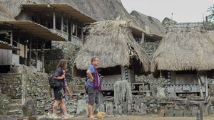 Turis Asing Terpikat Pesona Kampung Adat Bena di Ngada