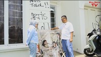 Uya mengingat rumah tersebut dibangun sekitar 2014 akhir. Uya dan Astrid istighfar melihat foto keluarga mereka dirusak. Awalnya saya gak mau lihat TikTok atau apa. Liat foto ini digantung di pagar, dirusak-rusakin. Saya bingung kalian menjarah, tapi kok.... Foto ini salah apa? Ya Allah, ucap Uya. Foto: Capture Channel YouTube Uya Kuya TV