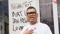 Uya Kuya tampak emosional ketika membaca ungkapan kasar yang diarahkan untuk keluarganya. Kata-kata ini sih gue gak setuju. (sensor) buat lo dan keluarga lo Uya Kuya! Nah, ini silakan maki-maki saya, kalian mau fitnah apa pun, mau marah, tapi jangan hina keluarga saya, jangan hina anak-anak saya. Saya aja sasaran kalian. Apa salah anak-anak saya? Apa salah istri saya? suara Uya terdengar bergetar. Foto: Capture Channel YouTube Uya Kuya TV