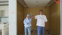 Astrid tak kuat menahan tangis ketika melihat musala di dalam rumahnya penuh coretan cacian dan makian. Foto: Capture Channel YouTube Uya Kuya TV