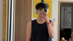 Potret V BTS Si Pria Tertampan di Planet Bumi 2025